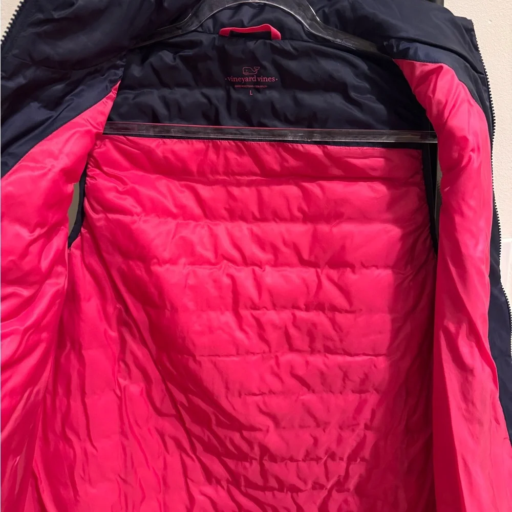 Vineyard Vines Women’s Mountain Weekend Puffer Vest - Picture 4 of 7